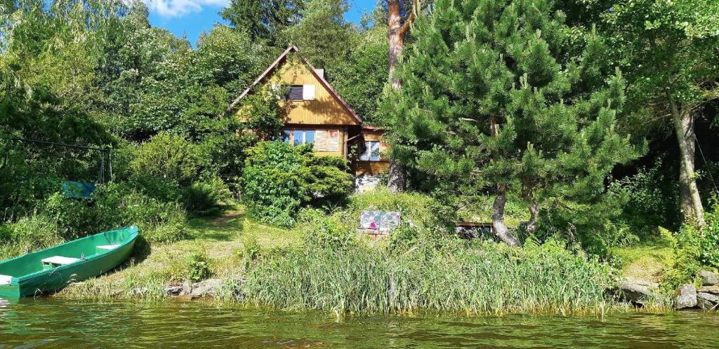Fotografie z fotogalerie ubytování Ferienhaus direkt am See mit Garten und Parkplatz ve Frymburku