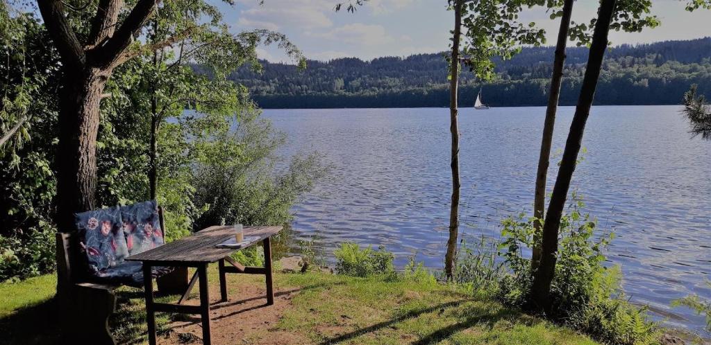 Fotografie z fotogalerie ubytování Ferienhaus direkt am See mit Garten und Parkplatz ve Frymburku