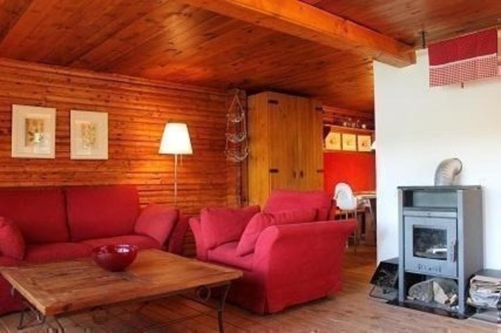 Fotografie z fotogalerie ubytování Ferienhaus direkt am See mit Garten und Parkplatz ve Frymburku