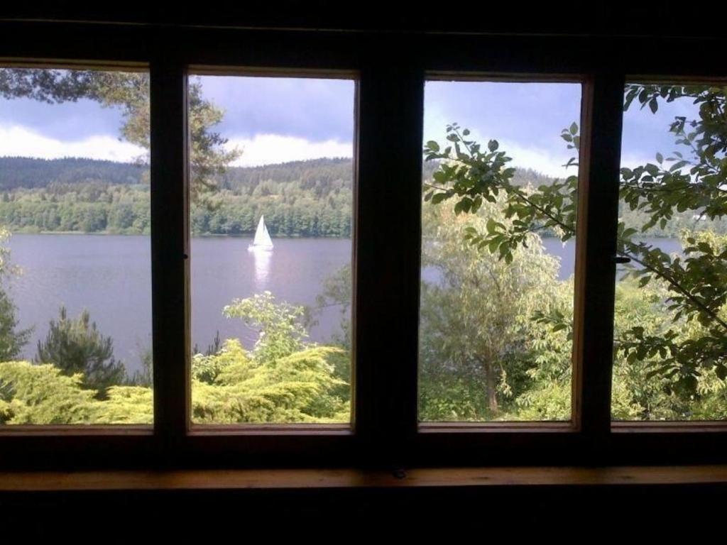 Fotografie z fotogalerie ubytování Ferienhaus direkt am See mit Garten und Parkplatz ve Frymburku