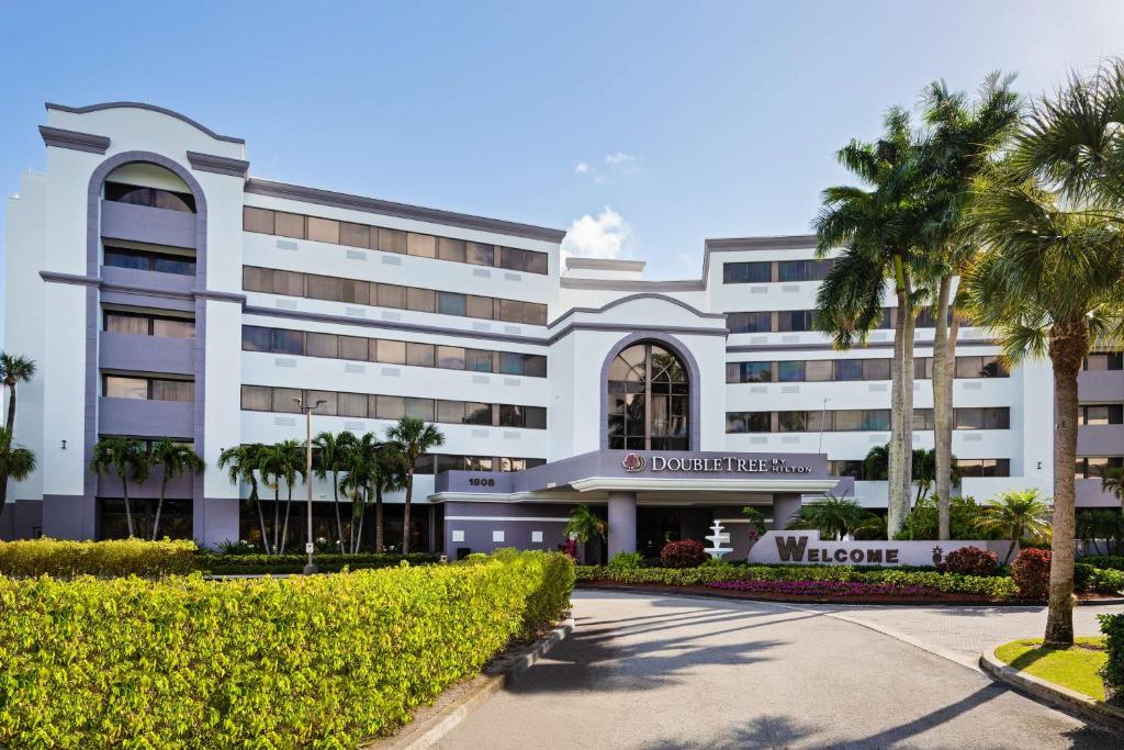 uma representação da frente de um hotel em DoubleTree by Hilton Hotel West Palm Beach Airport em West Palm Beach
