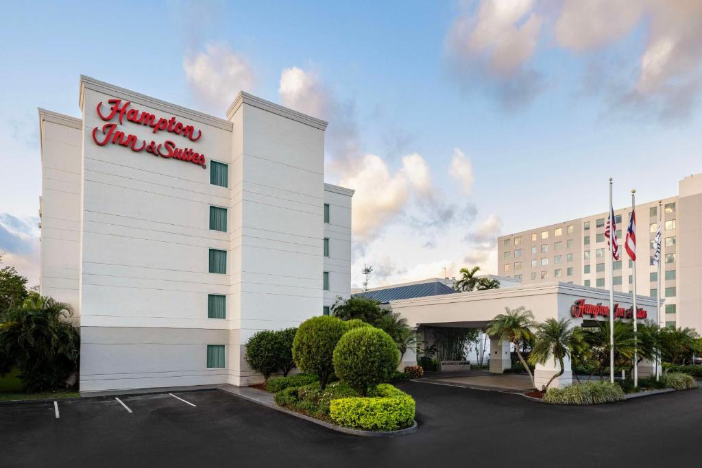 uma representação da frente da estalagem Hampton suites anaheim em Hampton Inn & Suites San Juan em San Juan