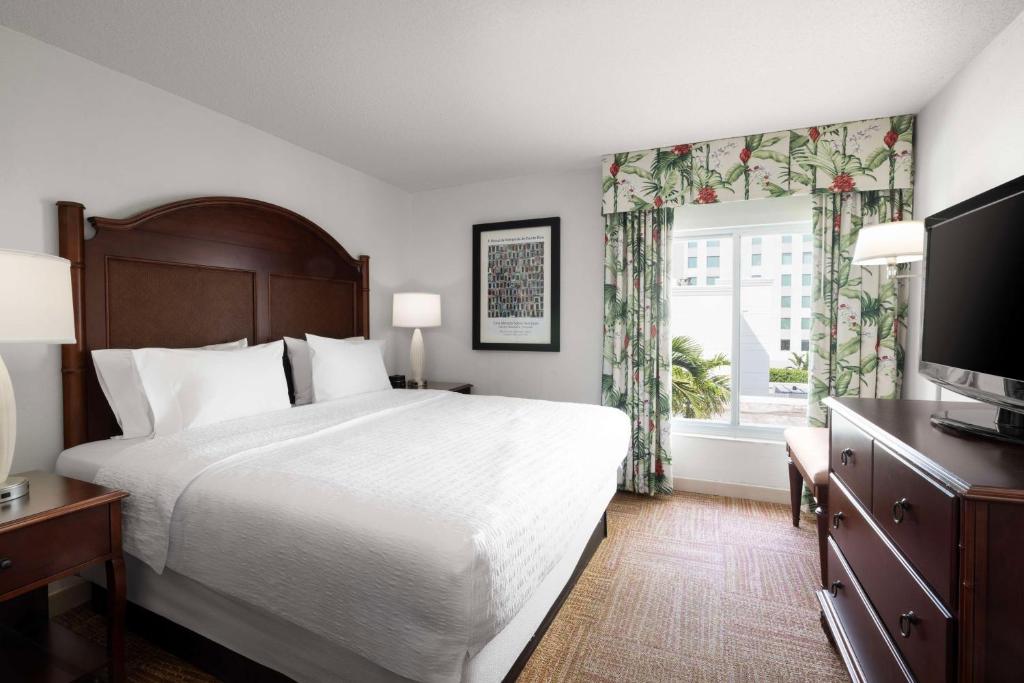 Postel nebo postele na pokoji v ubytování Hampton Inn & Suites San Juan