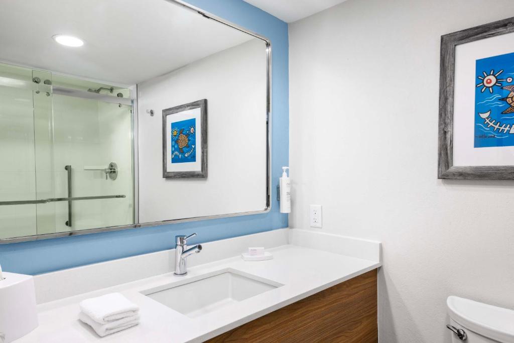 Koupelna v ubytování Hampton Inn & Suites San Juan