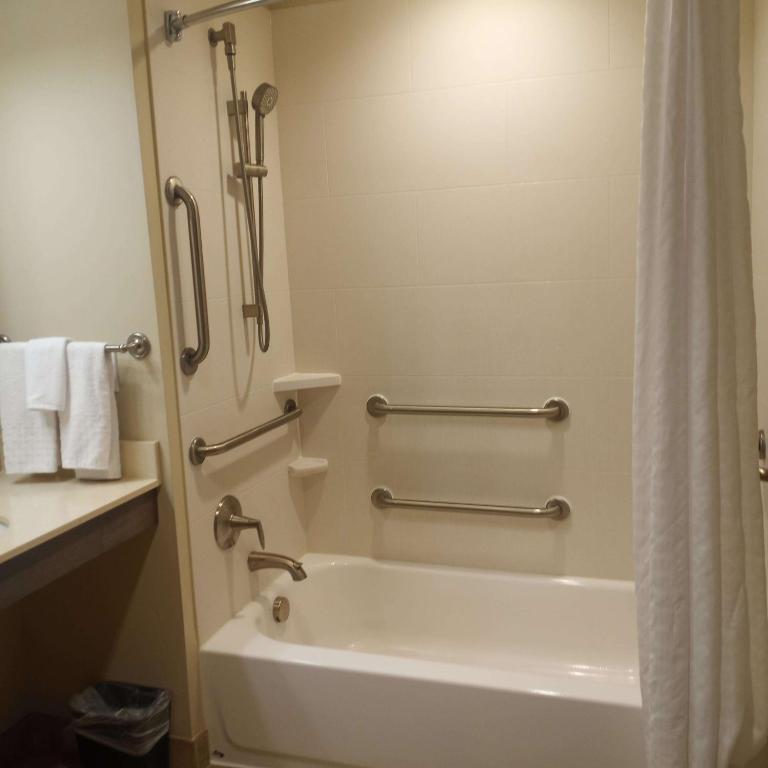 Koupelna v ubytování Best Western Plus Centralia Hotel & Suites