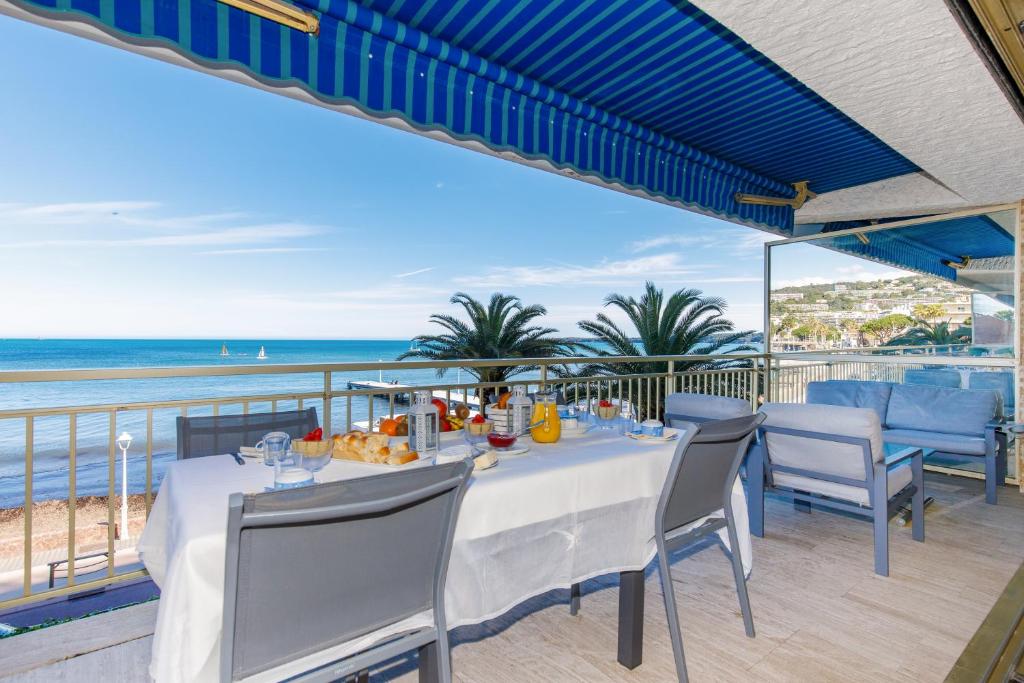 - une salle à manger avec une table et une vue sur l'océan dans l'établissement Élégant appartement 120m² en front de mer à Cannes, à Cannes