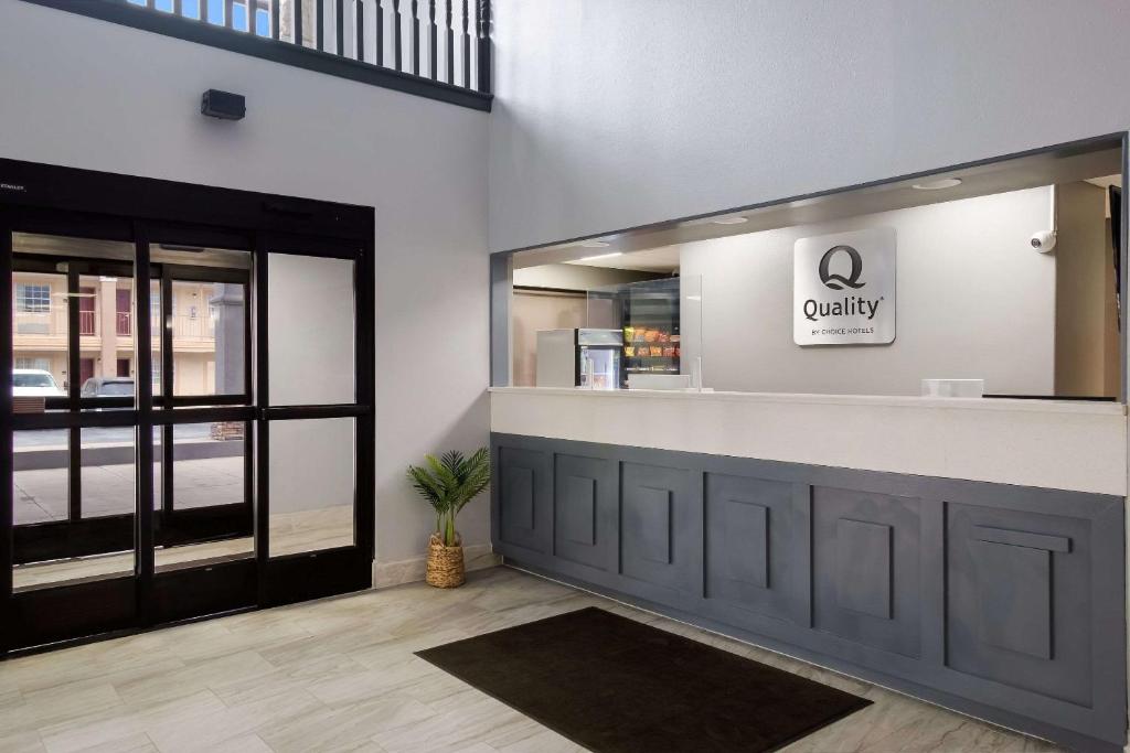 un restaurant de restauration rapide avec un comptoir dans un bâtiment dans l'établissement Quality Inn Columbia, à Columbia