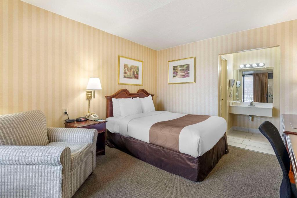 Postel nebo postele na pokoji v ubytování Quality Inn Vienna - Tysons Corner