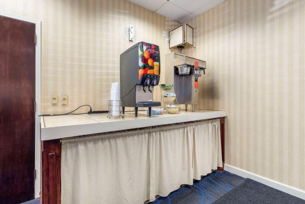 Kuchyň nebo kuchyňský kout v ubytování Quality Inn Vienna - Tysons Corner