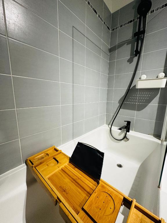 Koupelna v ubytování La Forêt des Pins - Free Check-In - Wifi - Parking Privé - Netflix - Draps & Serviettes inclus