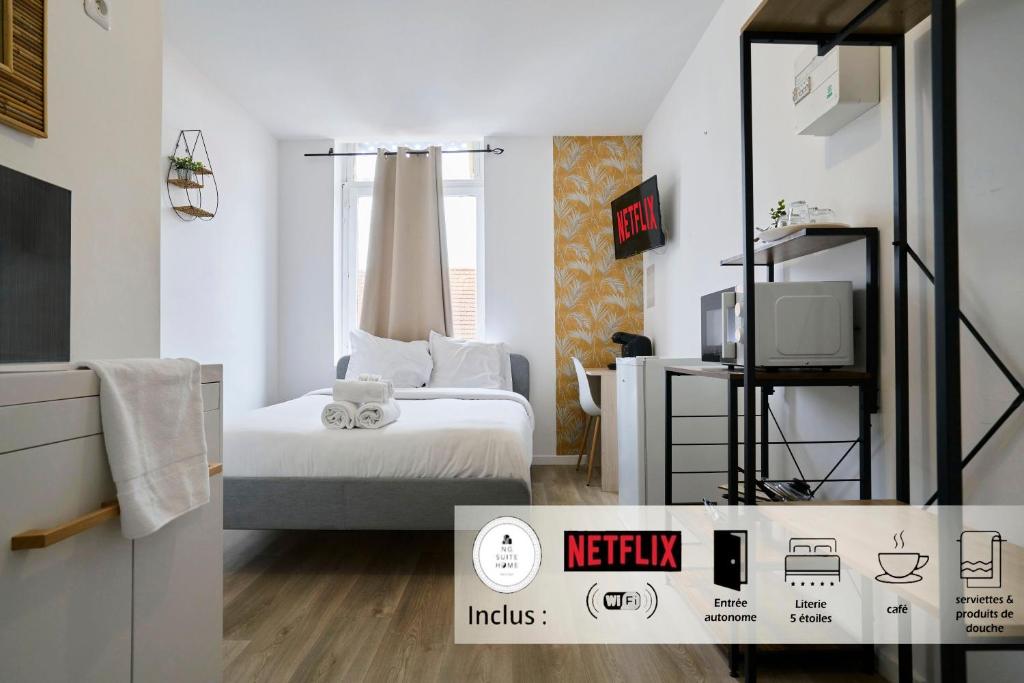 Cette chambre comprend un lit et une télévision. dans l'établissement NG SuiteHome l Lille l Roubaix Gare l Cassel - Netflix - Wifi, à Roubaix