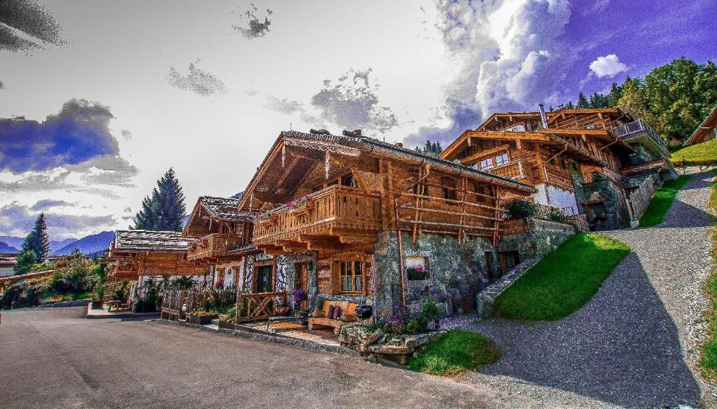 フラッハウにあるKomfortables Ferienhaus in Flachau mit Terrasse, Garten und Sauna und Panoramablickの道の真ん中の大木造家屋