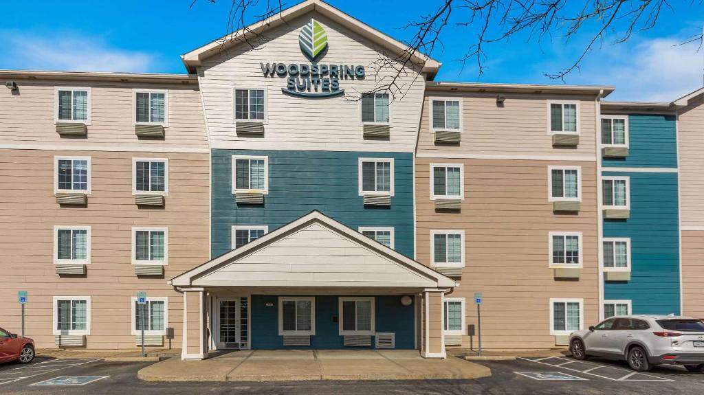 un edificio con un cartel en la parte delantera en WoodSpring Suites Evansville, en Evansville