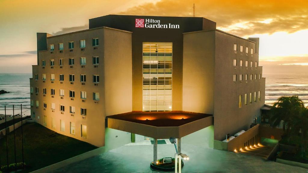 Východ nebo západ slunce při pohledu z hotelu nebo okolí