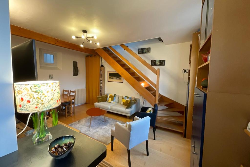un soggiorno con divano e una scala di Amazing duplex in Paris a Parigi