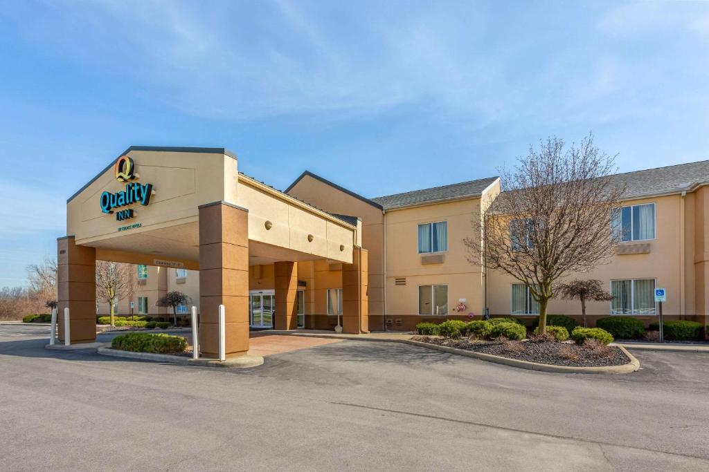 uma vista de um hotel com uma placa em Quality Inn & Suites Sandusky em Sandusky