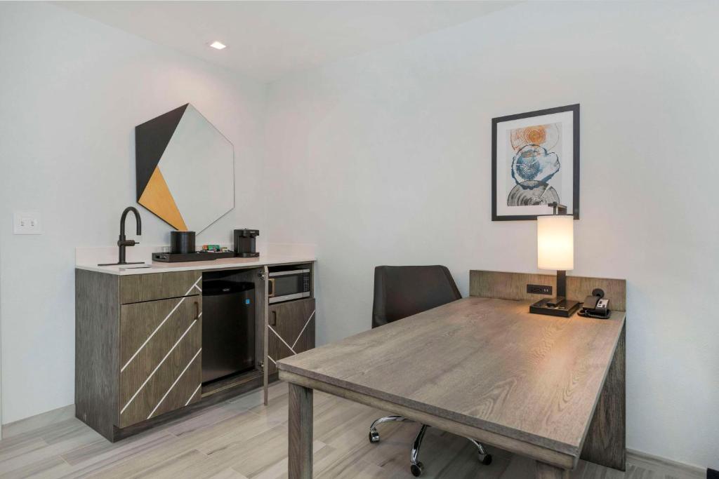 Embassy Suites By Hilton Asheville Downtown - King Suite Van Twee Kamers