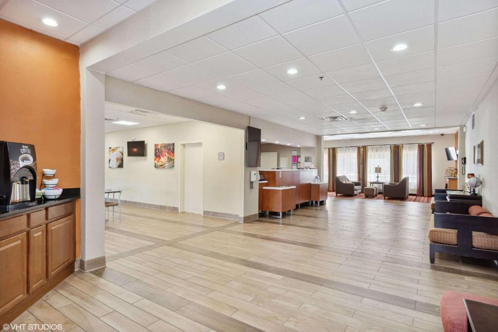 Un vestíbulo de un hospital con una sala de espera. en Quality Inn &amp; Suites Morgantown - University Area, en Morgantown