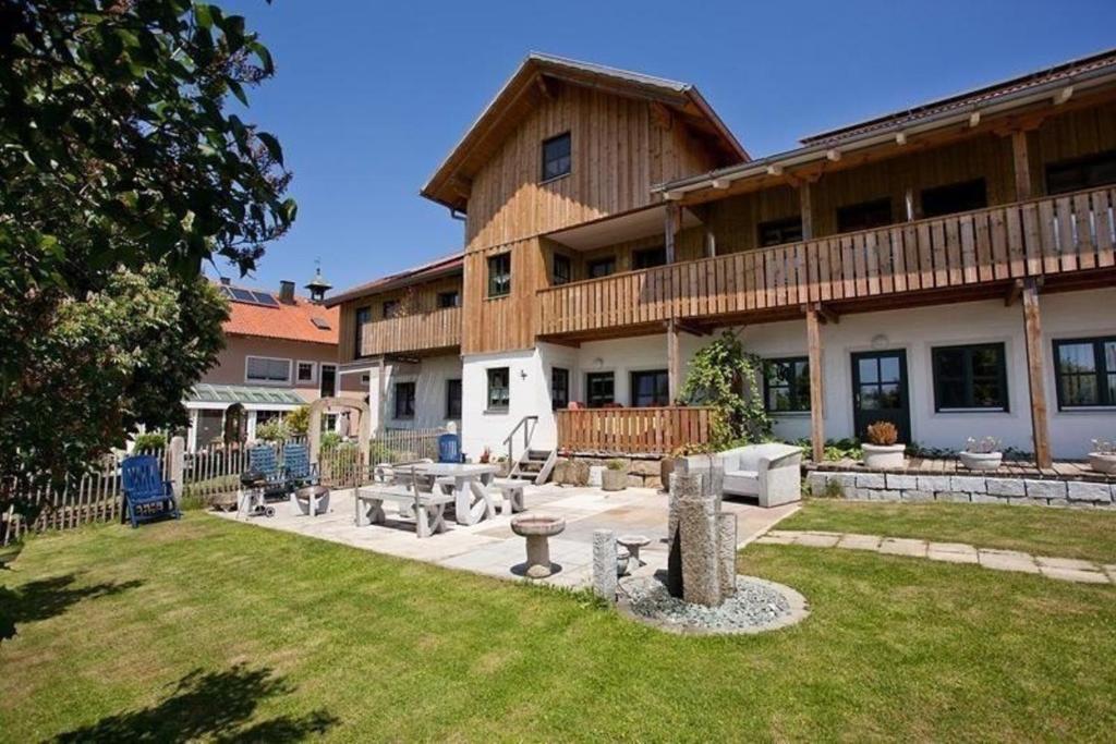 una grande casa con patio e cortile di Appartement in Rannersdorf mit Großem Garten a Waldmünchen