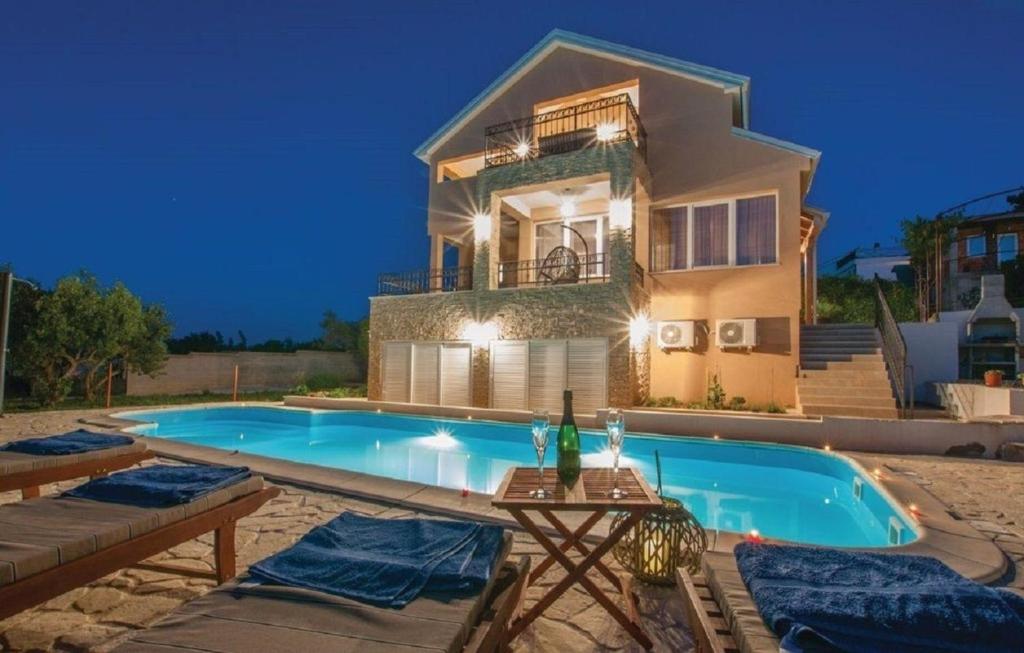 una casa con piscina frente a una casa en Strandnahes, ruhig gelegenes Ferienhaus mit eigenem Pool auf der Insel Murter, en Murter