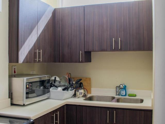 Ett kök eller pentry på New Kingston - One Bed Room Brompton