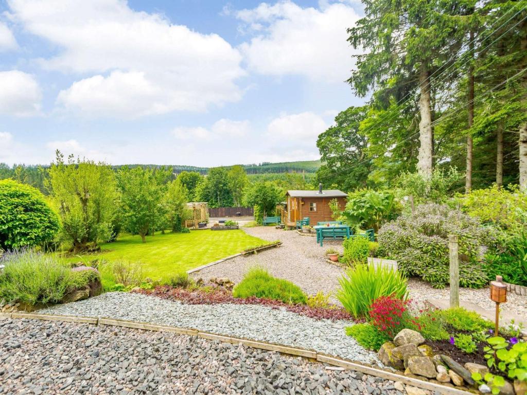 a garden with a house in the background at 2 Bed in Northumblerland National Park 83586 in Rochester