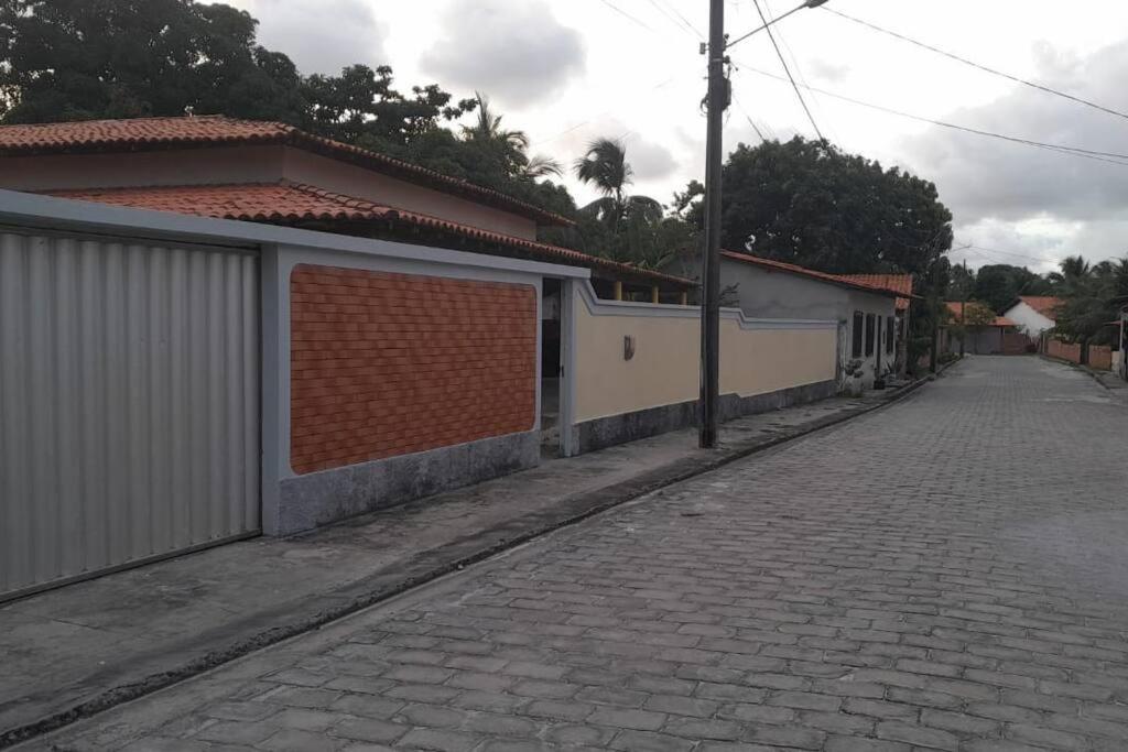 eine leere Straße mit Gebäuden und einer Backsteinstraße in der Unterkunft Casa DOM Santo Amaro do Maranhão in Santo Amaro