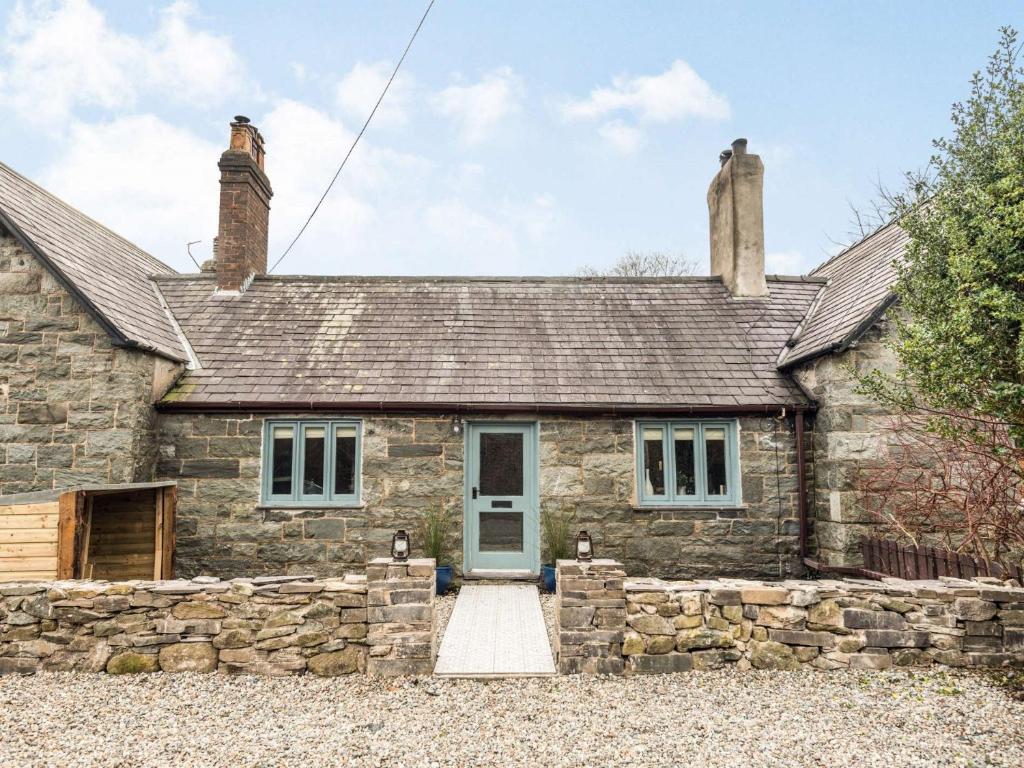 an old stone cottage with a blue door at 2 Bed in Bethesda 86740 in Llanddeiniolen