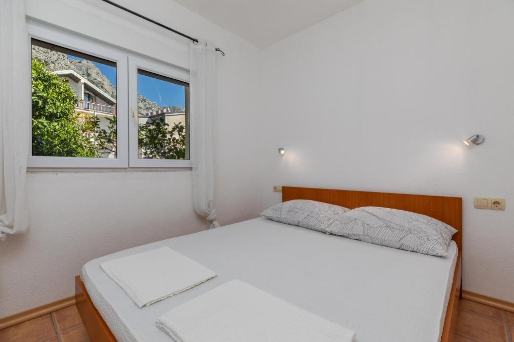 Postel nebo postele na pokoji v ubytování Apartments with a parking space Podaca, Makarska - 6050