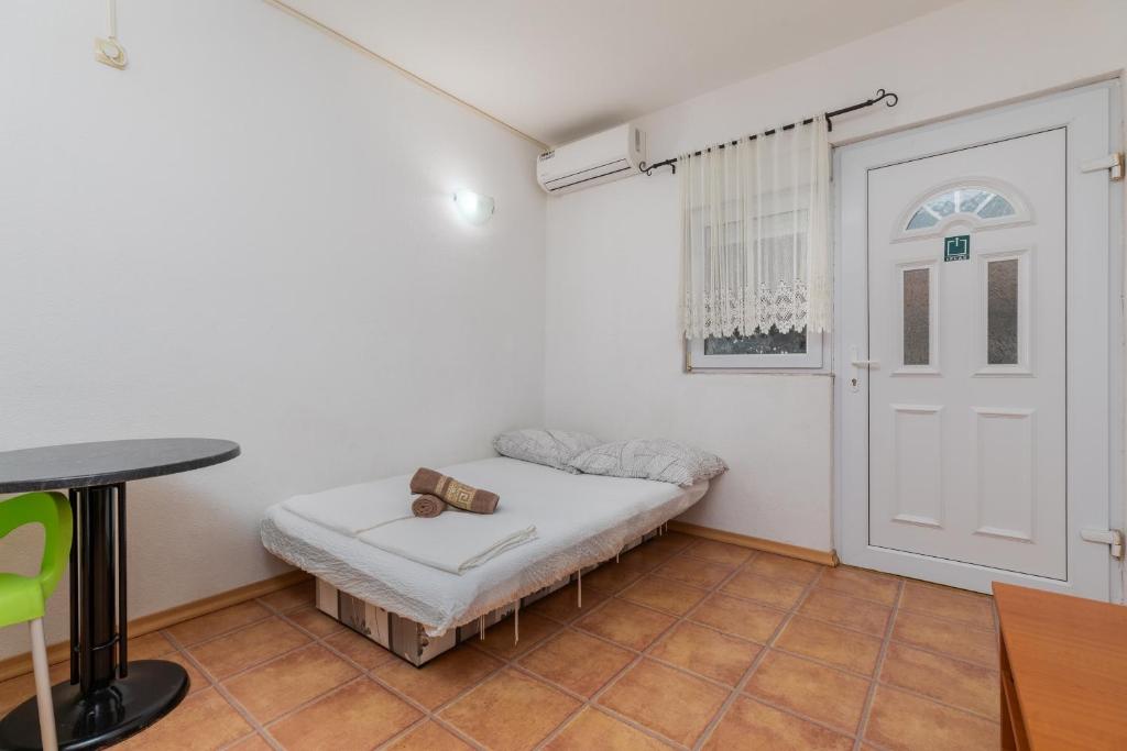 Postel nebo postele na pokoji v ubytování Apartments with a parking space Podaca, Makarska - 6050