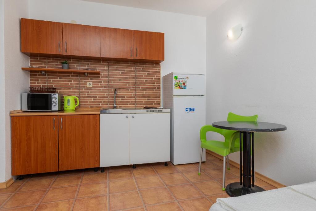 Kuchyň nebo kuchyňský kout v ubytování Apartments with a parking space Podaca, Makarska - 6050