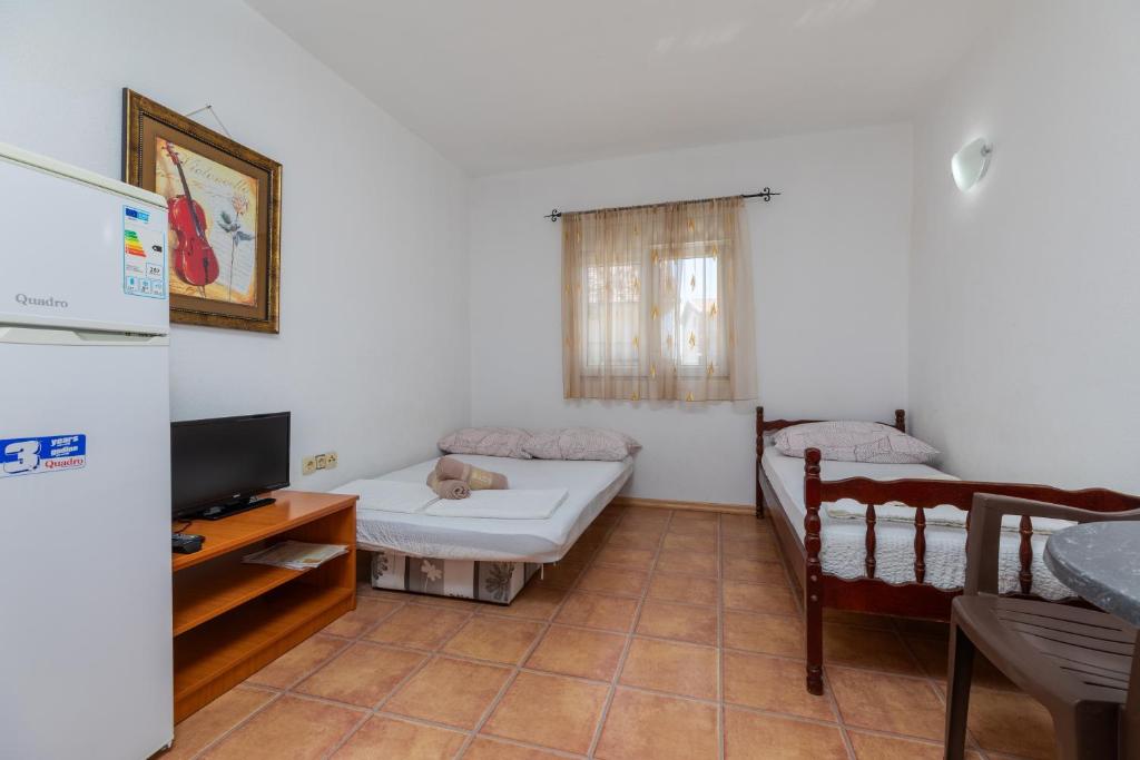 Postel nebo postele na pokoji v ubytování Apartments with a parking space Podaca, Makarska - 6050