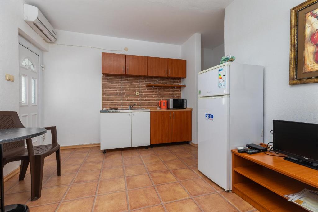 Kuchyň nebo kuchyňský kout v ubytování Apartments with a parking space Podaca, Makarska - 6050