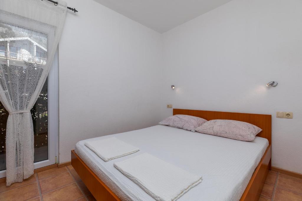 Postel nebo postele na pokoji v ubytování Apartments with a parking space Podaca, Makarska - 6050