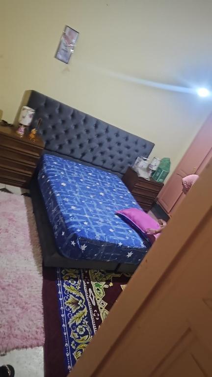 łóżko siedzące na schodach w pokoju w obiekcie Meuble BenTaleb Younes w mieście Chunajfira