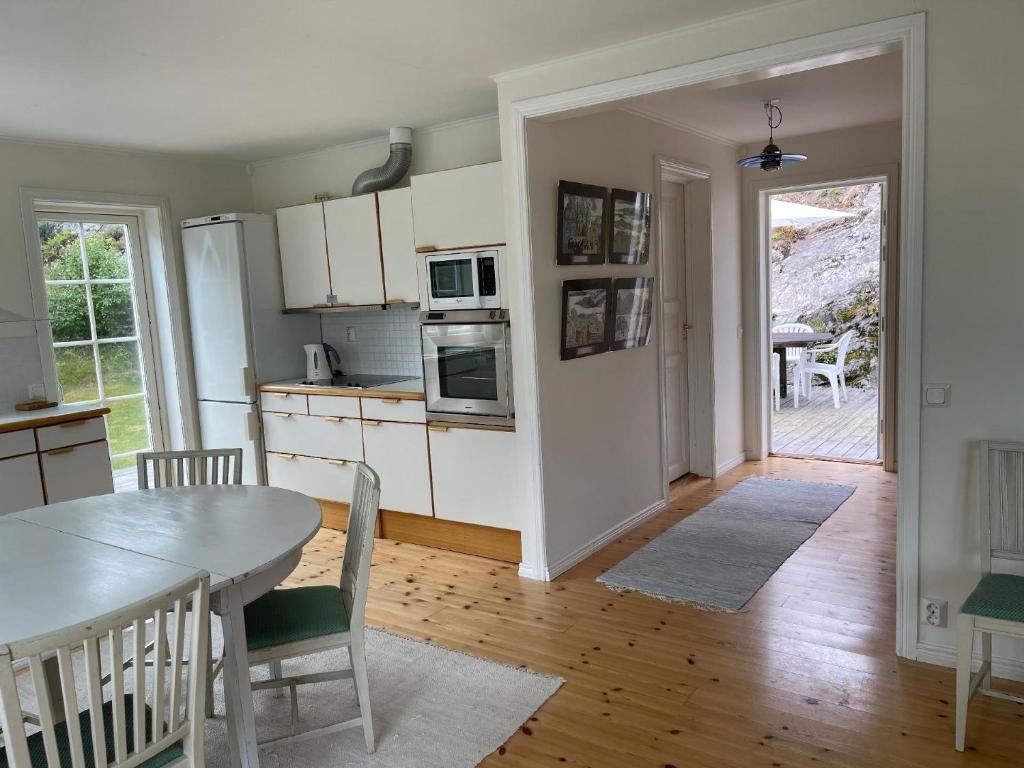 a kitchen and dining room with a table and chairs at Haus mit lichtdurchflutetem Wohnbereich auf einer kleinen Insel in Strömstad