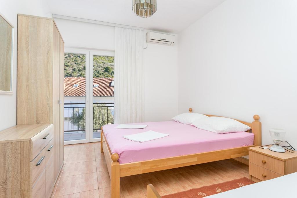 Postel nebo postele na pokoji v ubytování Apartments by the sea Podaca, Makarska - 2783
