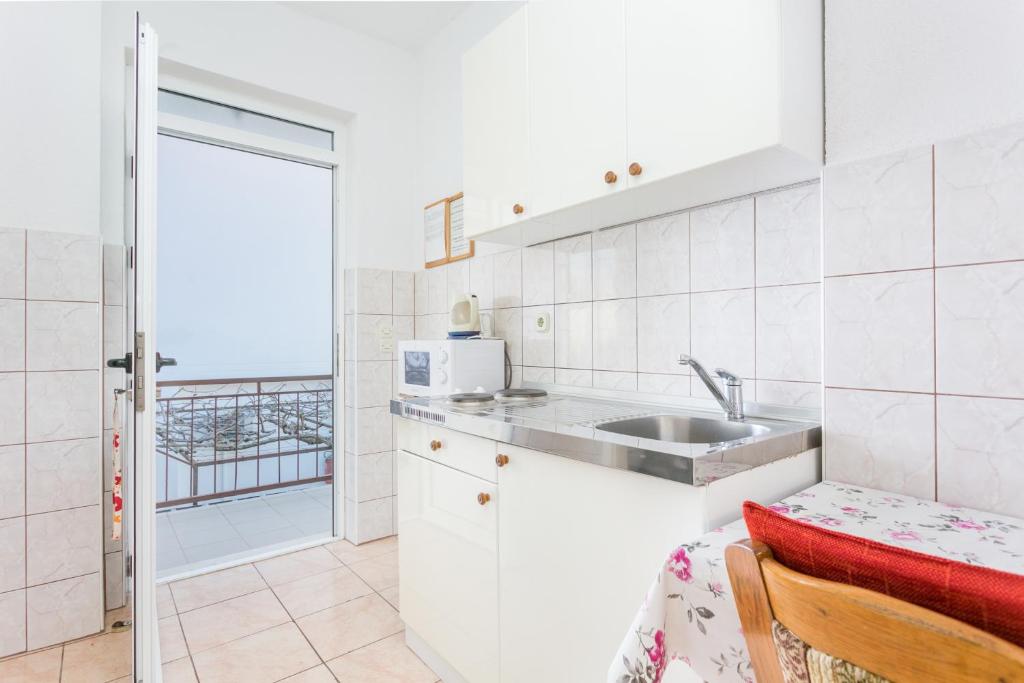 Kuchyň nebo kuchyňský kout v ubytování Apartments by the sea Podaca, Makarska - 2783