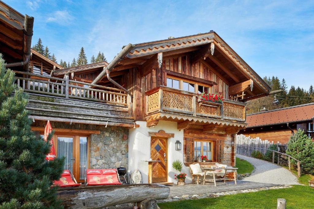 Blockhaus mit Balkon und Terrasse in der Unterkunft Ferienhaus für sechs Erwachsene und drei Kinder mit Sauna und Kamin in Flachau
