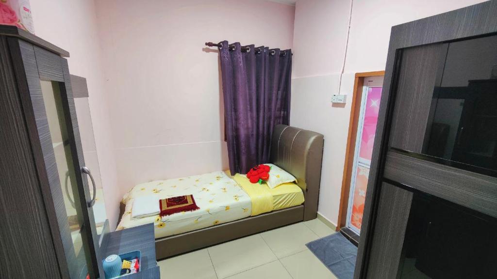 Postel nebo postele na pokoji v ubytování Santai Desa Chalet musleem 0nly