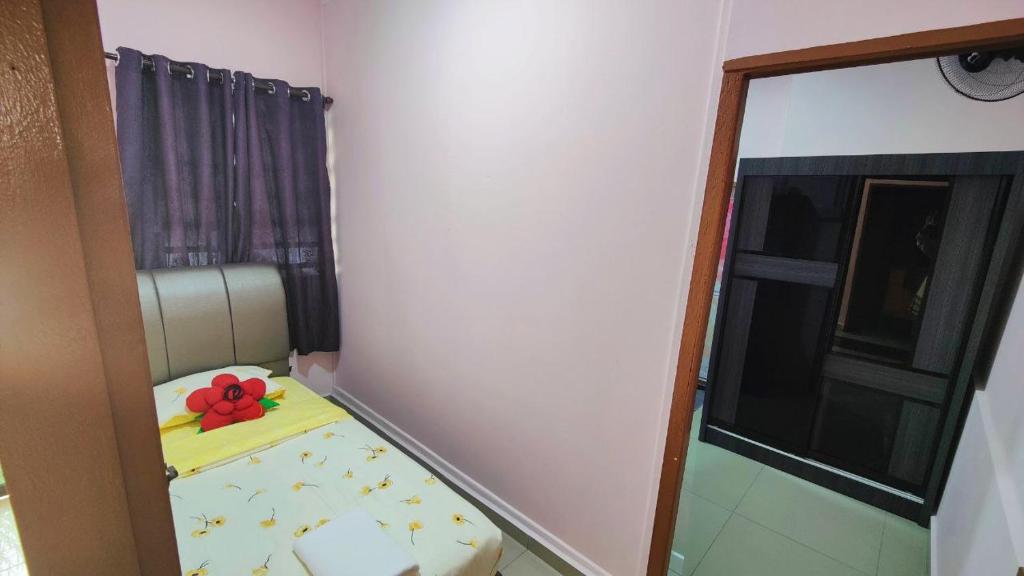 Postel nebo postele na pokoji v ubytování Santai Desa Chalet musleem 0nly