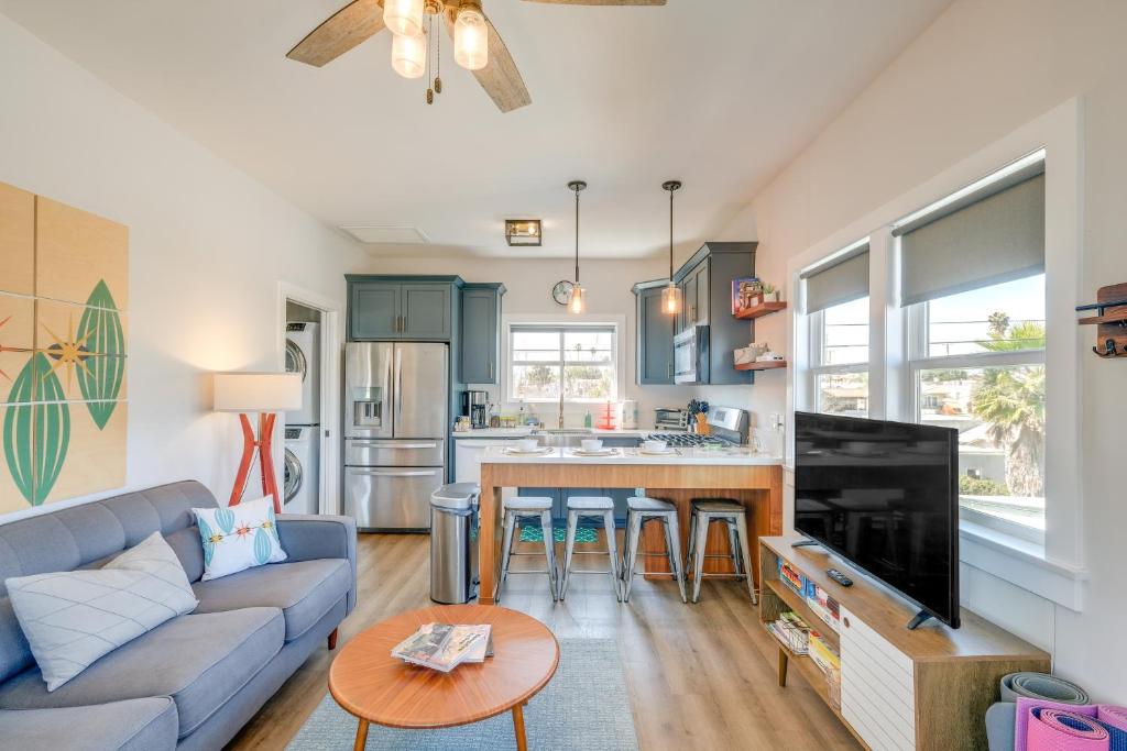 una sala de estar con un sofá y una mesa en San Diego Guest House Apartment with Patio and Hot Tub, en San Diego