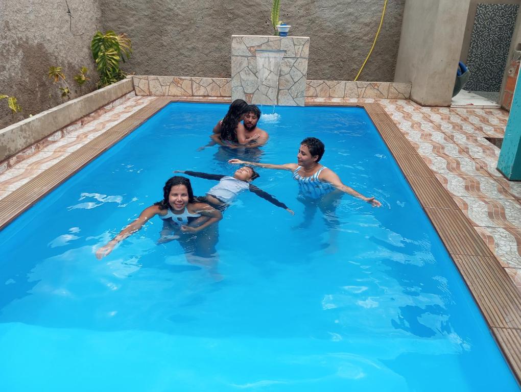 a group of children playing in a swimming pool at Pousada flor do sertão in Piranhas