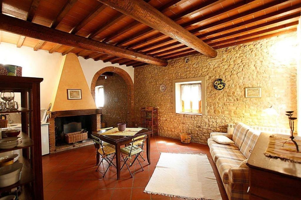 uma sala de estar com um sofá e uma mesa em Casa Fallocchio - b56562 em San Casciano in Val di Pesa