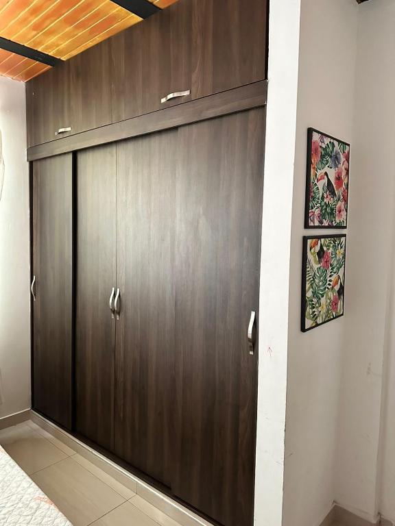 uma porta de garagem de madeira num quarto com uma cama em Habitación temporada festival em Valledupar
