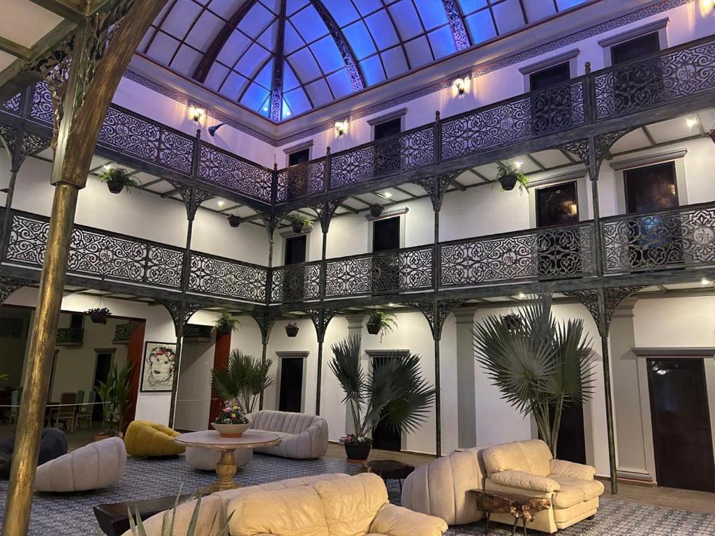 Cette grande chambre est dotée d'un mobilier blanc et d'un plafond en verre. dans l'établissement Hotel Tierra Marina Centro Historico, à Mazatlán