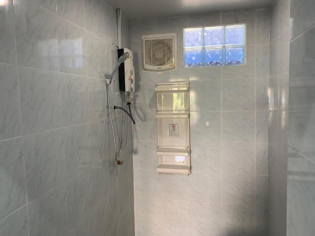 Ένα μπάνιο στο Fullmoon Jomtien Guest house