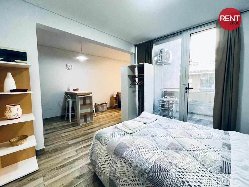 1 dormitorio con cama y ventana grande en Rent River en Buenos Aires