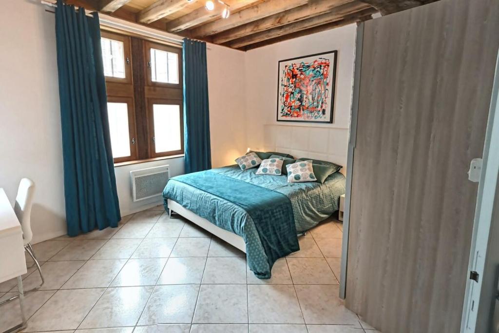 Un pat sau paturi într-o cameră la Le Scarabée Bleu - Confort Fonctionnel - Mon Groom