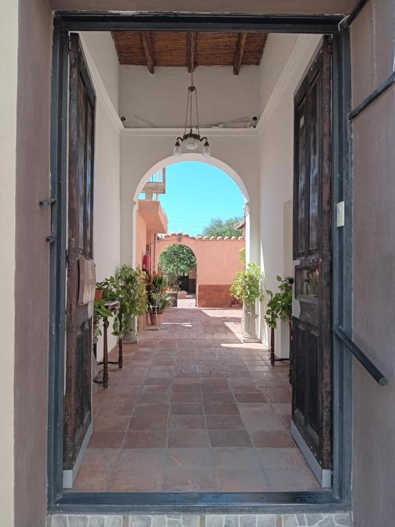 una entrada a un edificio con un arco en Hostería El Zaguan en Cafayate